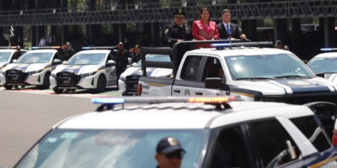 Clara Brugada y Pablo Vázquez, ayer, al entregar las patrullas.