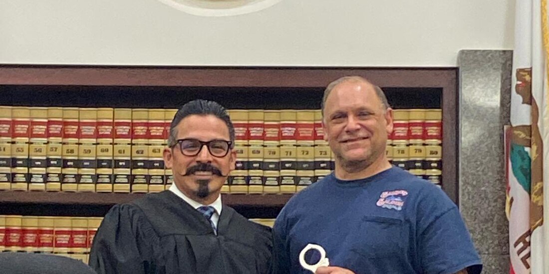 Enrique Camarena Jr. entregó esposas de su padre a Steve Paris; cierra un ciclo de "dolor", asegura medio.