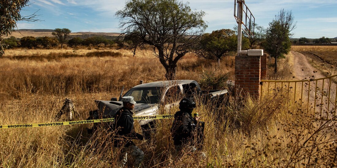 Una de las camionetas que quedaron abandonadas en Luis Moya, ayer.