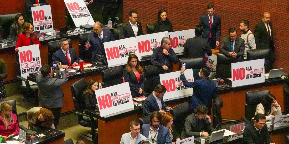 Senadores de las bancadas del PAN y PRI colocaron carteles con la leyenda "No a la dictadura en México".