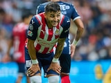 Alexis Vega se lamenta en un juego de Chivas en el Torneo Grita México Apertura 2021 de la Liga MX.