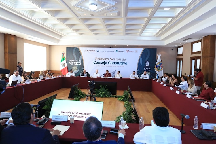 Ninfa Cantú Deándar y directivos financieros exponen los resultados del programa Crédito Impulso en el Salón Independencia.