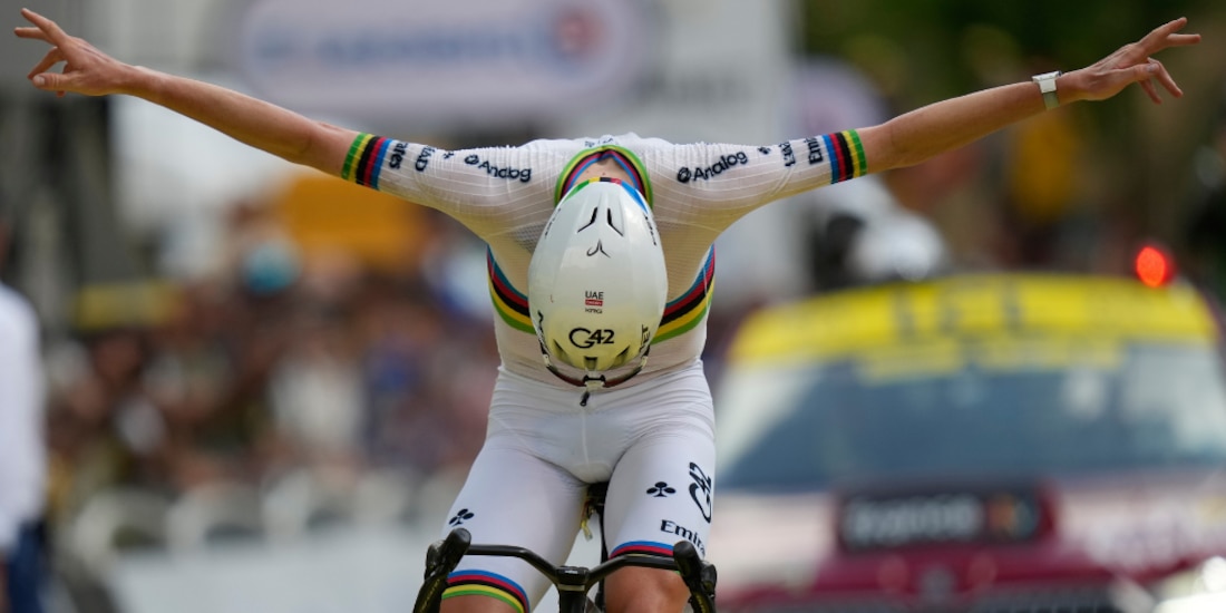 Tadej Pogacar celebrando su victoria en la Etapa 6 del Tour de France.