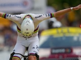 Tadej Pogacar celebrando su victoria en la Etapa 6 del Tour de France.