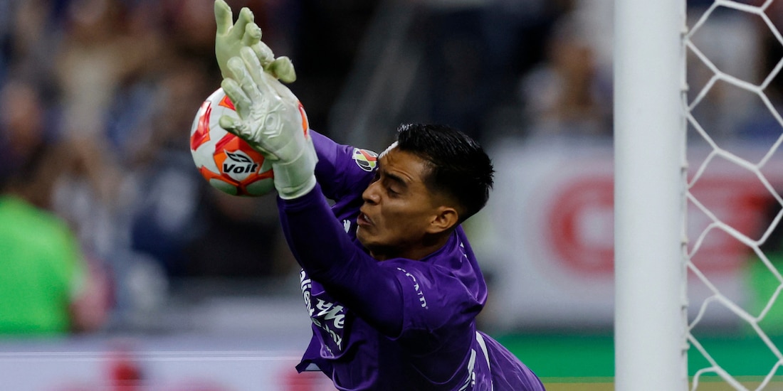 El Tala Rangel detuvo un penalti de último minuto para darle el triunfo a Chivas sobre Monterrey en la Liga MX.