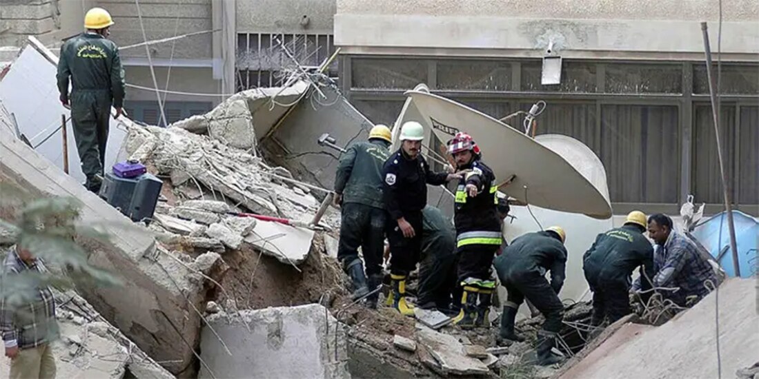 Un edificio de apartamentos se vino abajo en la ciudad portuaria de Alejandría, Egipto.