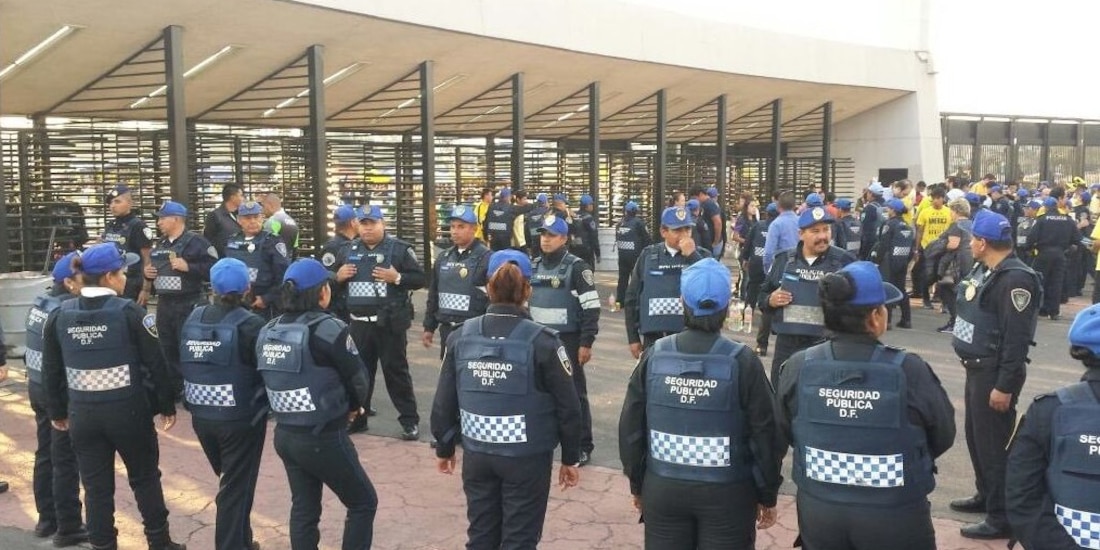 Un operativo de seguridad en el Estadio Azteca.
