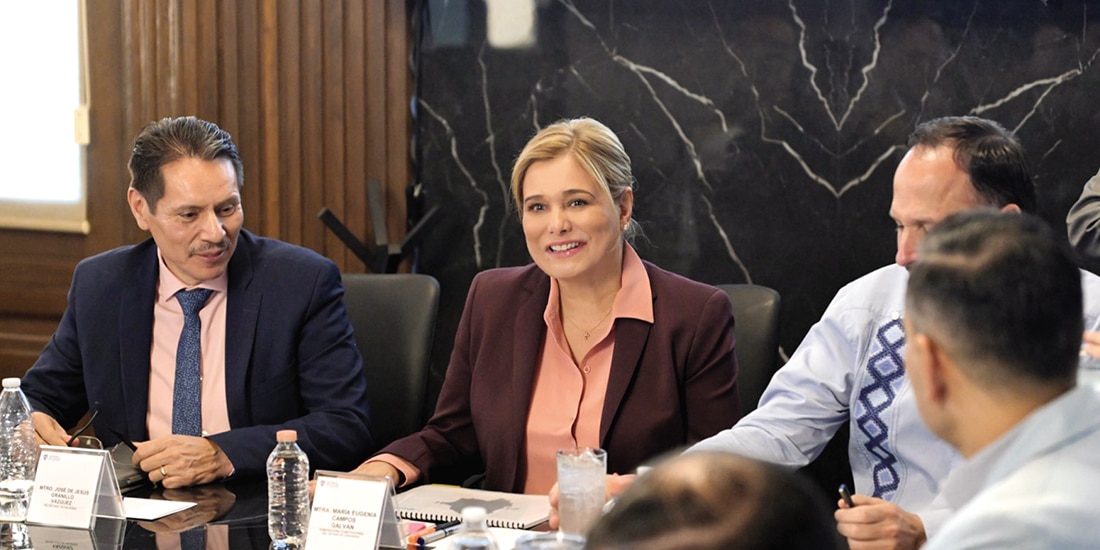 La mandataria estatal, en reunión con integrantes de su gabinete, ayer.
