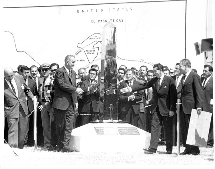 Adolfo López Mateos recibe simbólicamente el territorio de El Chamizal de manos de Lyndon B. Johnson.