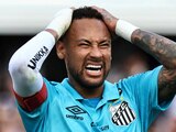 Neymar se lamenta tras una falla en un juego con Santos en el Brasileirao.