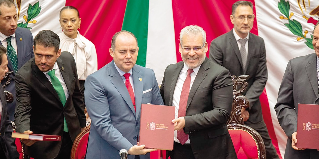 ALFREDO RAMÍREZ entregó por escrito el documento con los avances de su gobierno.