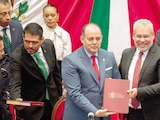 ALFREDO RAMÍREZ entregó por escrito el documento con los avances de su gobierno.