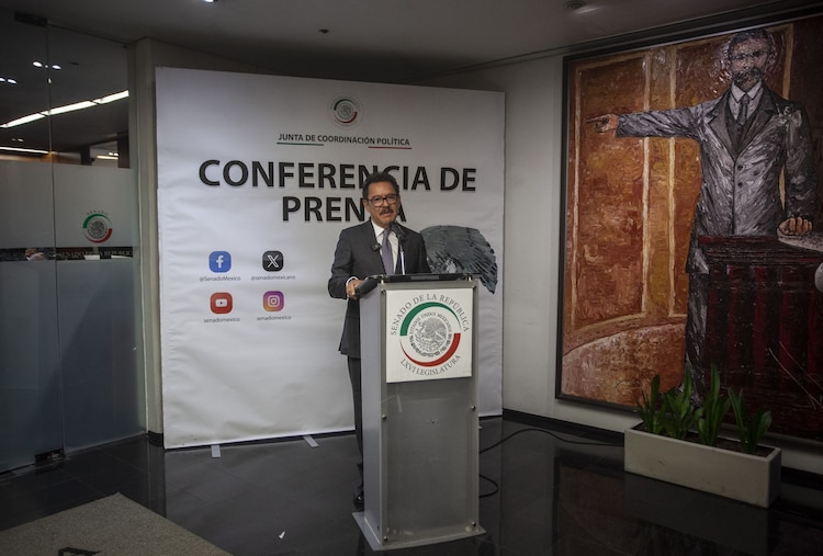 Ignacio Mier, coordinador de Morena en el Senado, en conferencia de prensa el 21 de abril de 2026.