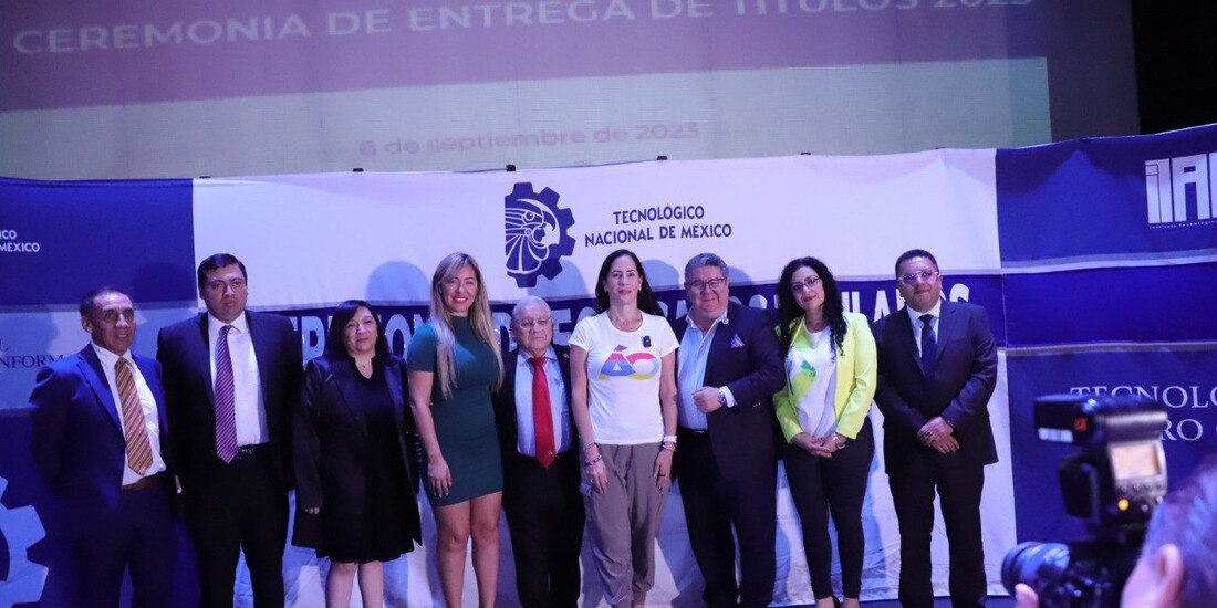 La Alcaldesa en Álvaro Obregón con alumnas y alumnos graduados del Tecnológico Nacional de México.