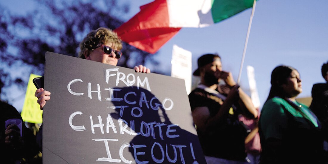 Manifestantes protestan contra redadas en Charlotte, ayer.
