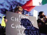 Manifestantes protestan contra redadas en Charlotte, ayer.