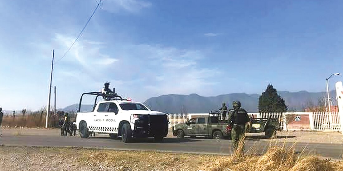 Elementos de la Guardia Nacional y del Ejército arribaron al lugar en donde los tripulantes de una camioneta fueron atacados a balazos con saldo de cuatro muertos, ayer.