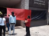 Trabajadores sindicales a las afueras de las oficinas del PRD, hoy.