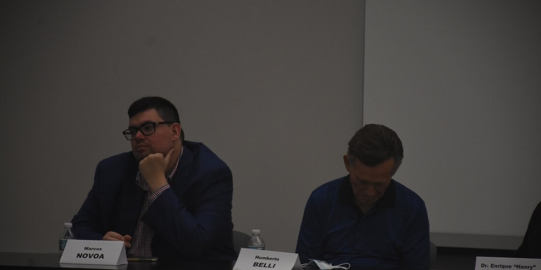 Humberto Belli (der.), ayer, en una reunión de exiliados en Miami.