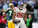 El running back Saquon Barkley (26) celebra tras anotar un touchdown para los Nueva York Giants contra los Green Bay Packers en el estadio de Tottenham, el domingo 9 de octubre de 2022.