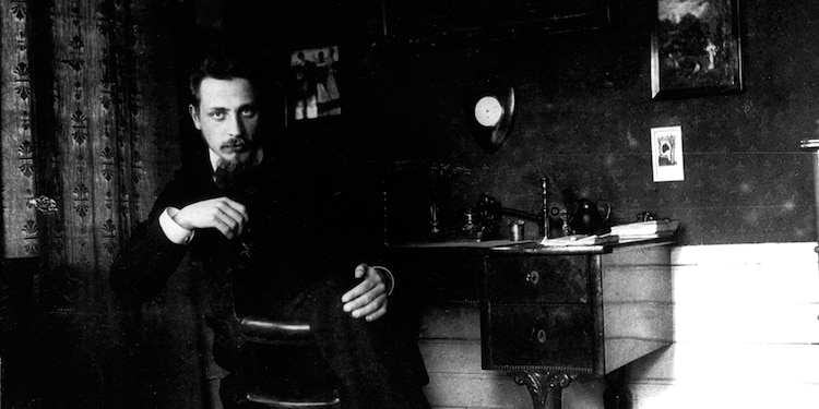 Rilke fue secretario del escultor Auguste Rodin, lo que le llevó a tratar el poema como un “objeto” sólido.