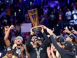 LeBron James levanta el trofeo que acredita a Los Angeles Lakers como los primeros monarcas de la Copa NBA.