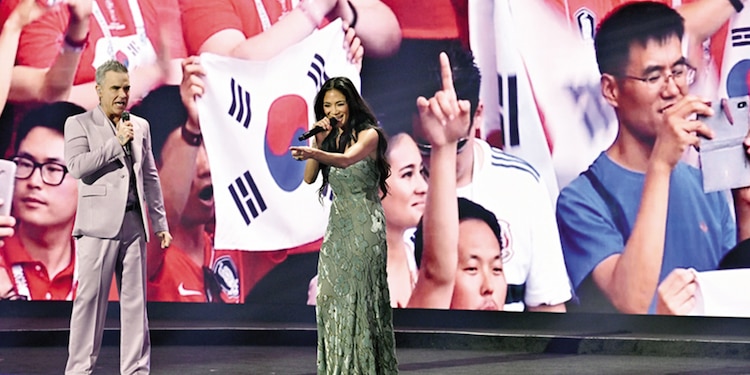 Robbie Williams y Nicole Scherzinger cantaron ayer.