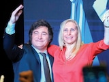El virtual presidente, Javier Milei, festeja junto a su hermana y mano derecha Karina, ayer.