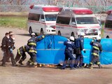 Bomberos cubren con escudos a una persona a la que trasladan a un hospital después de ser rescatada en el mar en Shari, en la isla norteña de Hokkaido, el domingo 24 de abril de 2022