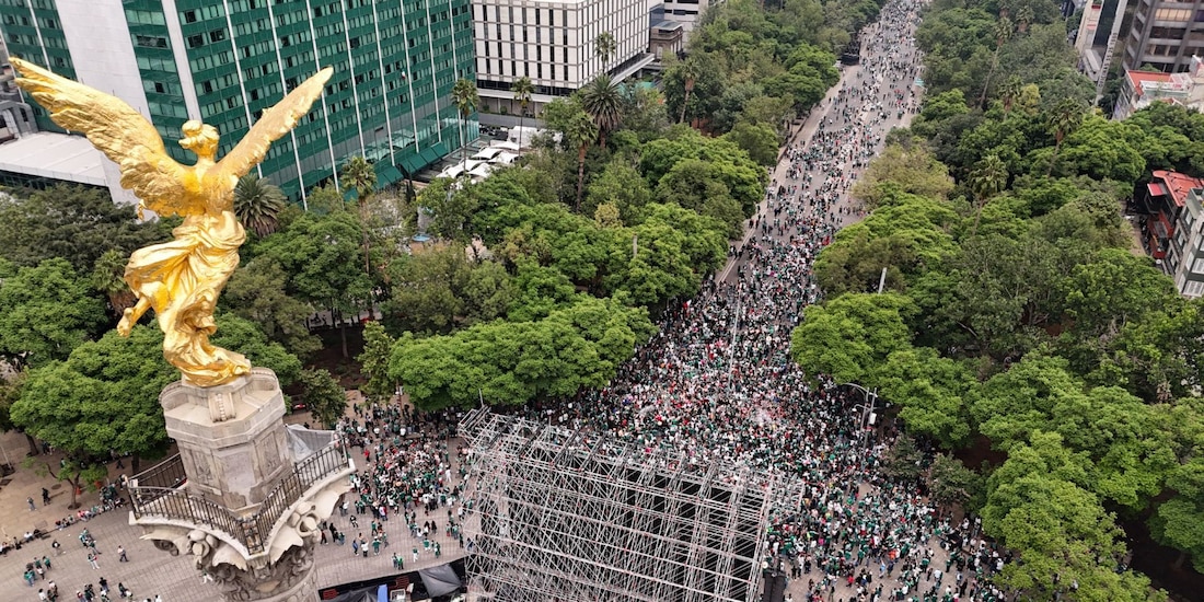 Toma aérea en el Ángel de la Independencia, sobre Paseo de la Reforma.