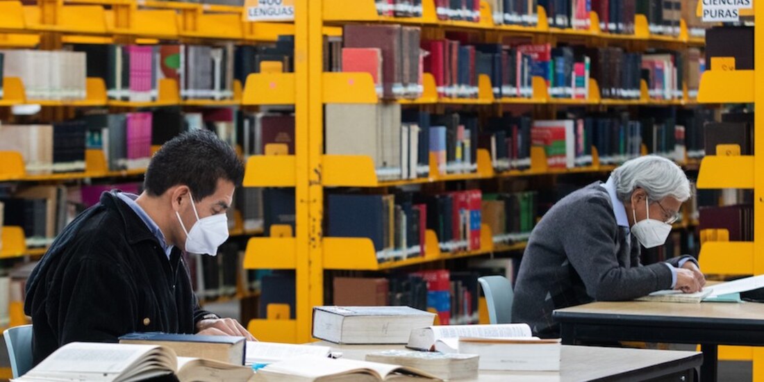 Usuarios en la Biblioteca México.