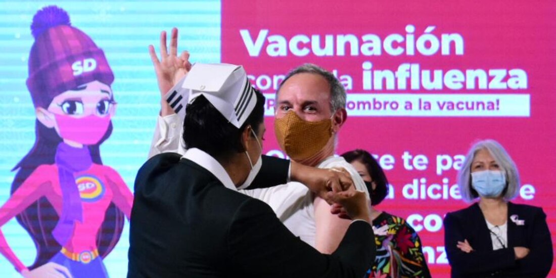 López-Gatell se vacuna contra la influenza