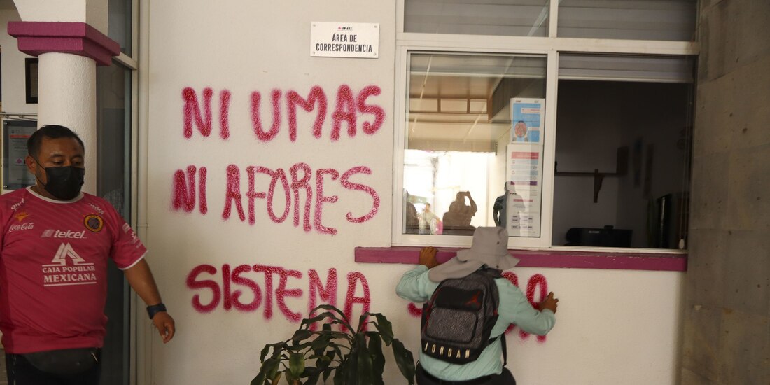 Maestros realizaron pintas en la sede del Instituto Electoral de Guerrero.