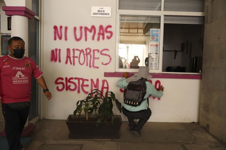Maestros realizaron pintas en la sede del Instituto Electoral de Guerrero.