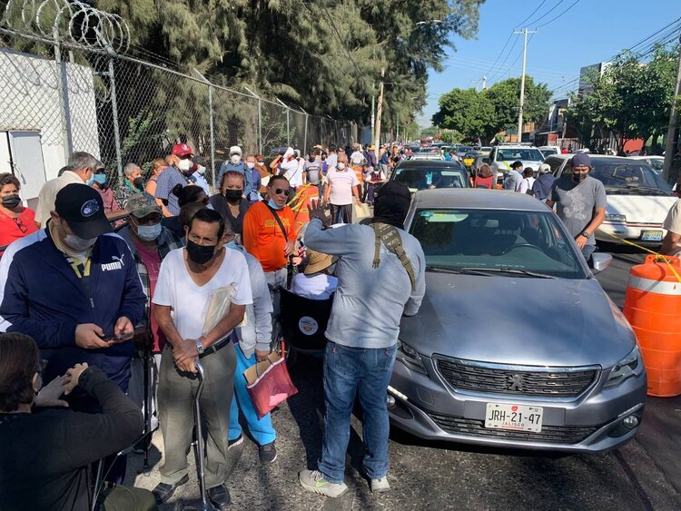 Confusión en jornada de vacunación contra COVID-19, que organiza el Gobierno Federal.