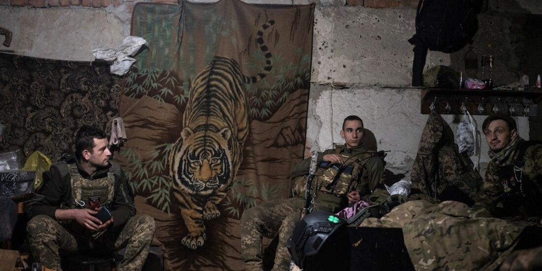 Fuerzas ucranianas en Bajmut aguardan para su reubicación en zonas estratégicas tras salida de mercenarios, ayer.