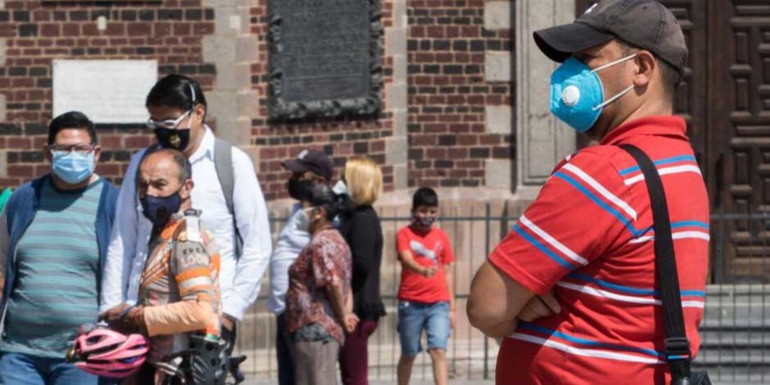 Visitantes a la Basílica de Guadalupe usan cubrebocas al exterior del templo para protegerse del COVID-19