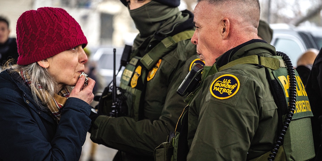 GREGORY BOVINO encara a una manifestante, ayer, en Minneapolis