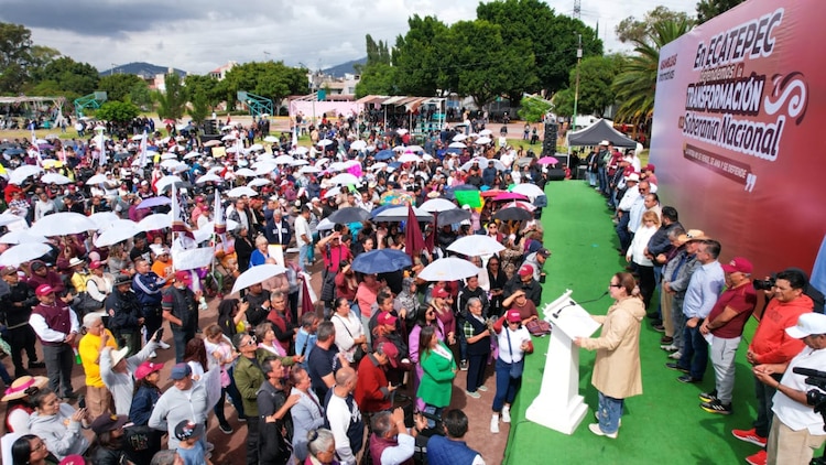 La presidenta municipal de Ecatepec, Azucena Cisneros Coss, durante la Asamblea.