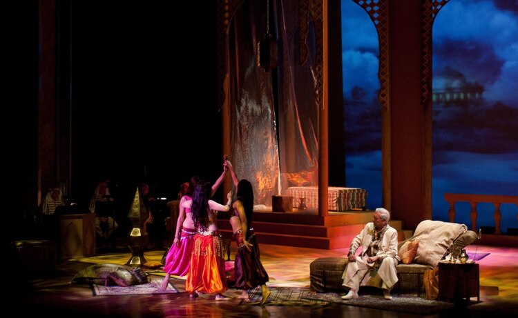 En 2011 participó en la narración de los cuentos Las mil y una noches en el Palacio de Bellas Artes.