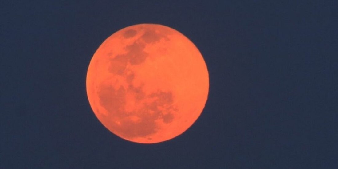 Superluna de abril que emerge detrás de la cuesta sur del volcán Popocatépetl. Foto: Cuartoscuro