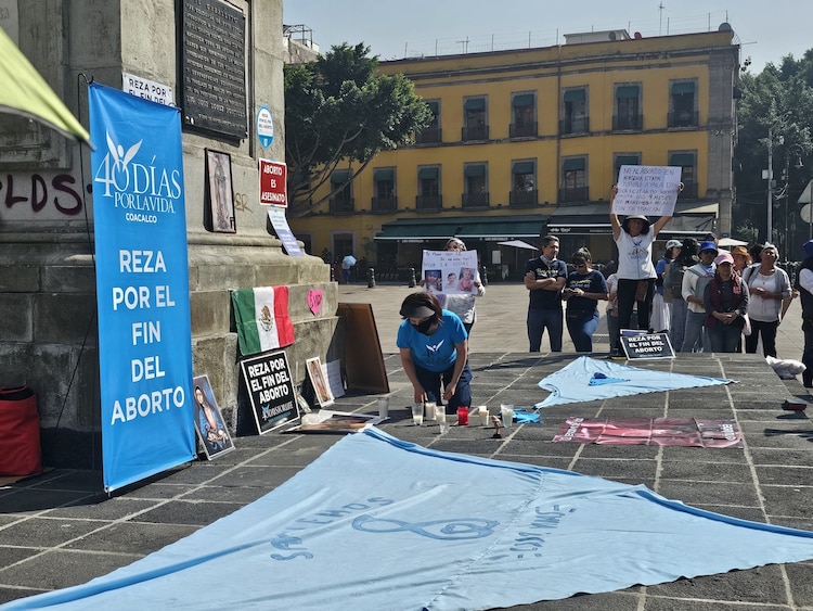 Colectivos provida en el Museo Nacional de Arte protestan en contra de la interrupción del embarazo, ayer.
