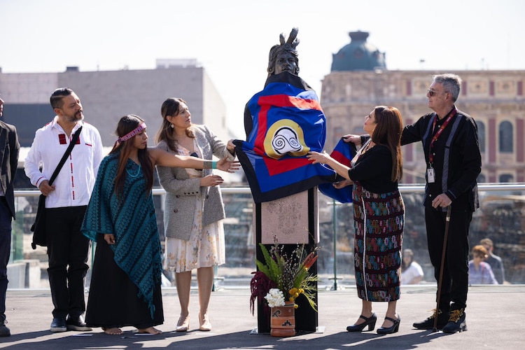 Develación de la escultura de Cuauhtémoc como parte de la política de recuperación de la memoria histórica en la Ciudad de México.