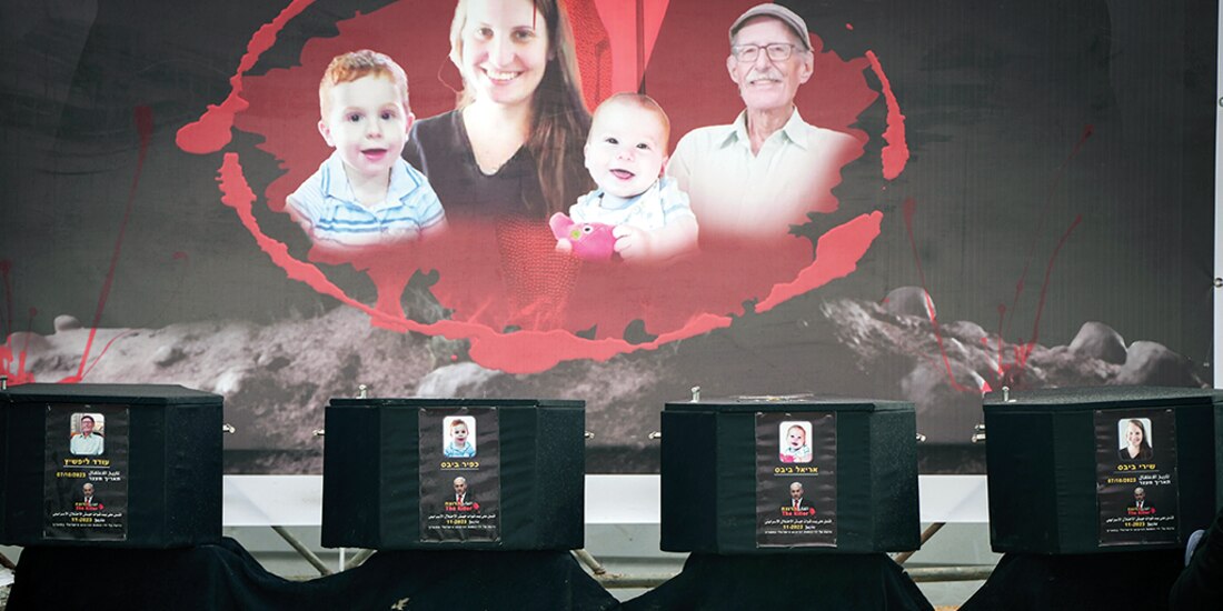 Los féretros de los supuestos rehenes israelíes fueron exhibidos en Gaza, el jueves, antes de ser entregados a la Cruz Roja, y ésta, a su país.