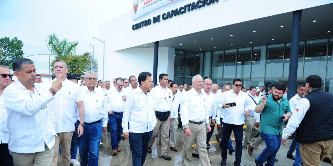 Ricardo Aldana, secretario general del STPRM, y Víctor Rodríguez, director de Pemex, ayer.