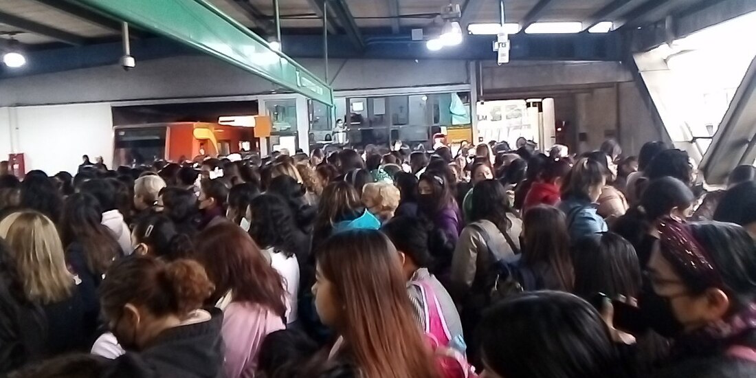 Metro CDMX sufrió demoras en el paso de los trenes, en rutas como la Línea 8 (foto).