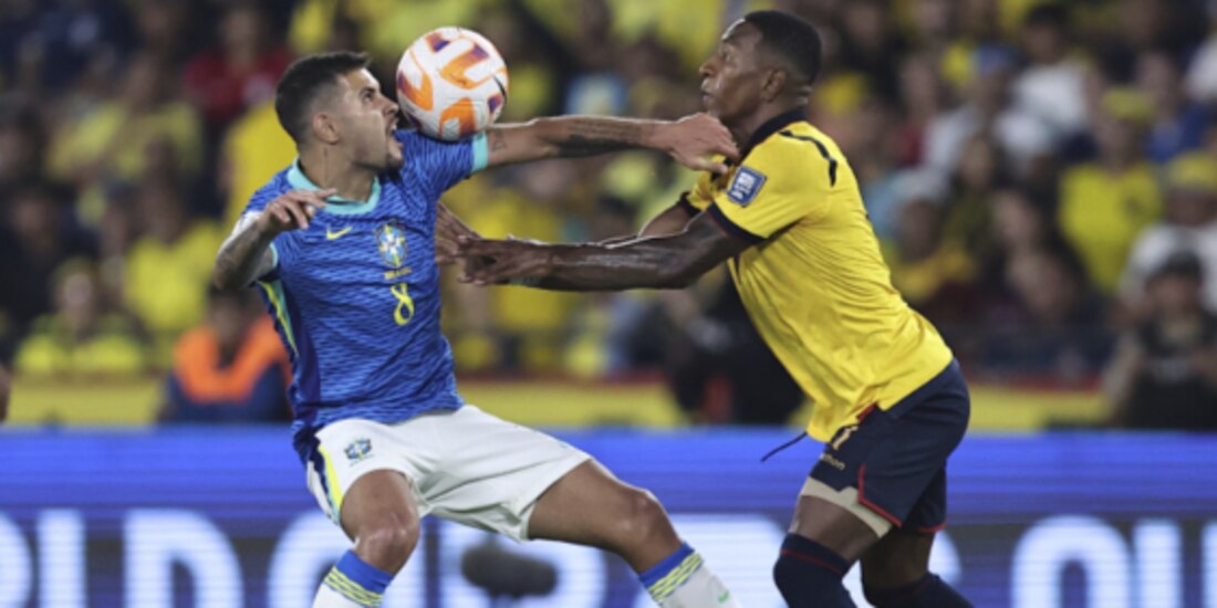 Guimaraes y Estupiñán pelean un balón el miércoles pasado.