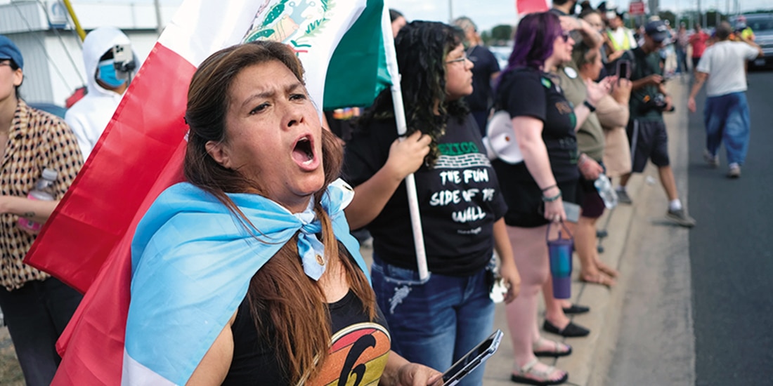 Manifestantes anti-ICE se congregaron en el lugar tras el ataque, ayer.