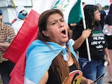 Manifestantes anti-ICE se congregaron en el lugar tras el ataque, ayer.