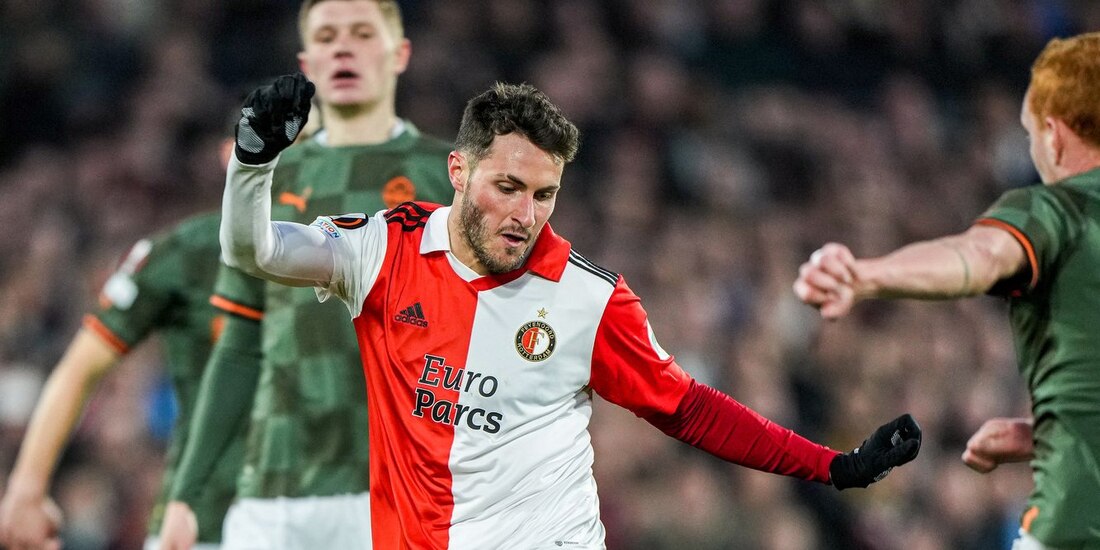 Santiago Giménez anotó su quinto gol en la Europa League con el Feyenoord.